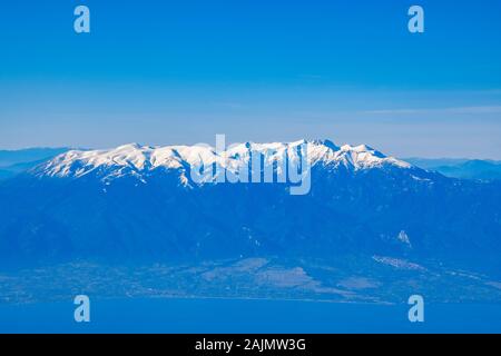 La magnificence de l'Olympe. Vue panoramique de l'antenne de la plus haute montagne en Grèce durant l'hiver. Banque D'Images