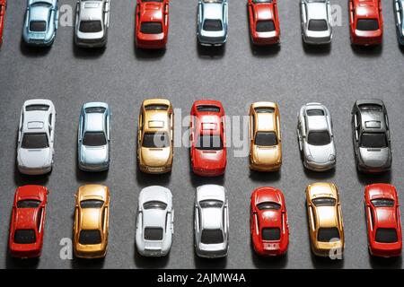 Vue de dessus de petites voitures en stationnement sur un fond noir comme une voiture parking. Banque D'Images