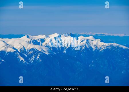 La magnificence de l'Olympe. Vue panoramique de l'antenne de la plus haute montagne en Grèce durant l'hiver. Banque D'Images