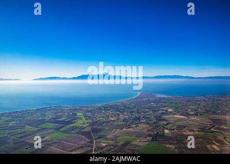 Vue panoramique sur la plage de Epanomi, Thessalonique avec la plus haute montagne Olympus visible à l'arrière-plan Banque D'Images