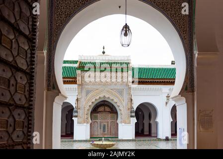 Fes, Maroc - 12 novembre 2019 : l'Université d'al-Qarawiyyin, Al-Attarine Madrasa Banque D'Images