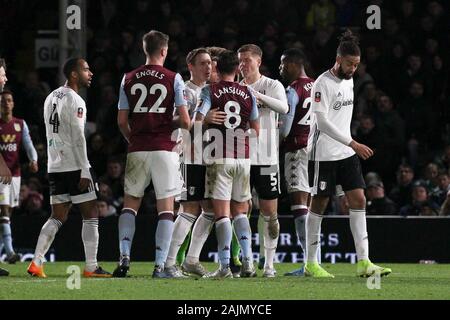 Londres, Royaume-Uni. 08Th Jan, 2020. Une bagarre éclate au cours de la FA Cup le 3e match entre Aston Villa et Fulham à Craven Cottage, Londres, Angleterre le 4 janvier 2020. Photo de Ken d'Étincelles. Usage éditorial uniquement, licence requise pour un usage commercial. Aucune utilisation de pari, de jeux ou d'un seul club/ligue/dvd publications. Credit : UK Sports Photos Ltd/Alamy Live News Banque D'Images