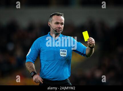 Wolverhampton, Royaume-Uni. 08Th Jan, 2020. Arbitre Paul Tierney montre une carte jaune au cours de la FA Cup 3e match entre Wolverhampton Wanderers et Manchester United à Molineux, Wolverhampton, Angleterre le 4 janvier 2020. Photo par Andy Rowland/Premier Images des médias. Credit : premier Media Images/Alamy Live News Banque D'Images