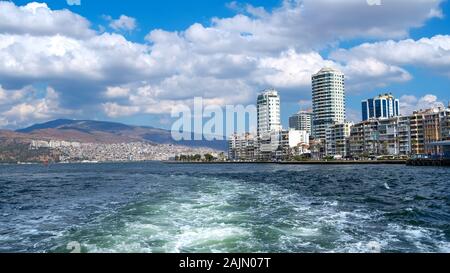 Izmir/Turquie - 01/14/2019: Vue sur la ville depuis le ferry pour passagers jusqu'à Karsiyaka. Banque D'Images