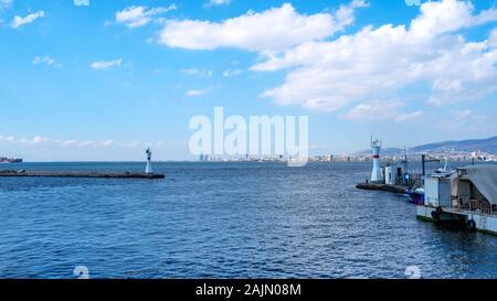 Izmir/Turquie - 01/14/2019: Vue sur la ville depuis le ferry pour passagers jusqu'à Karsiyaka. Banque D'Images