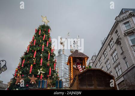 BIRMINGHAM, Royaume-Uni - 15 décembre 2019 : à la recherche en arbre de Noël au Square Victoria contre des bâtiments de la ville Banque D'Images