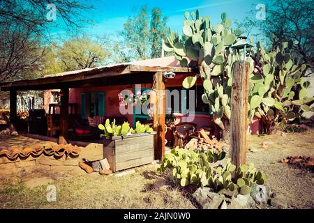 Un paysage de cactus autour d'une vieille maison en pisé avec un portail dans le village d'artisans de Tubac, Arizona, USA Banque D'Images