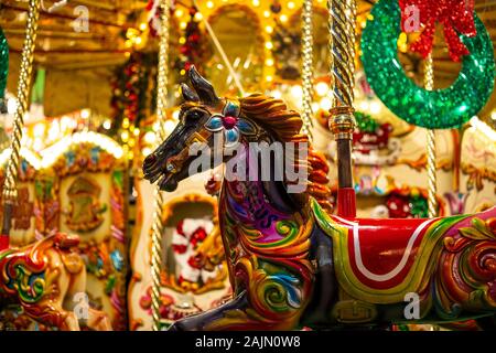 BIRMINGHAM, Royaume-Uni - 15 décembre 2019 : Détail de pony fun fair carousel pendant Noël annuel marché Fraknkfurt Banque D'Images