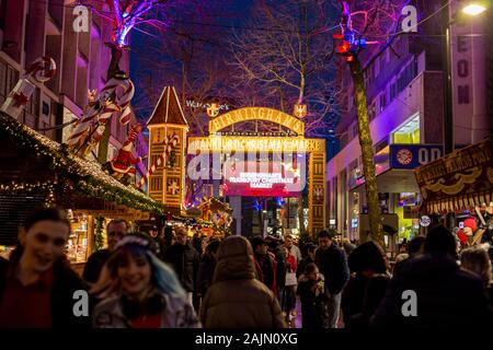 BIRMINGHAM, Royaume-Uni - 15 décembre 2019 : vue sur New Street la nuit pendant Noël annuel Banque D'Images