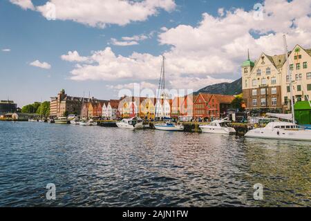 Bergen, Norvège. Des bâtiments historiques en vue de Bryggen. Quai hanséatique de Bergen, Norvège, 28 juillet 2019. L'UNESCO. Célèbre rue Bryggen avec sol en bois Banque D'Images