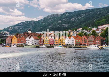 Bergen, Norvège. Des bâtiments historiques en vue de Bryggen. Quai hanséatique de Bergen, Norvège, 28 juillet 2019. L'UNESCO. Célèbre rue Bryggen avec sol en bois Banque D'Images