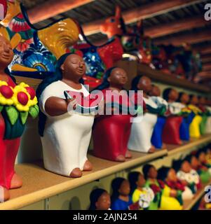 Vintage style mixtèque figurines de femmes portant des robes colorées holding fruit ou des fleurs dans un charmant cultural arts affichage à marchand à Tubac, Arizona, Banque D'Images