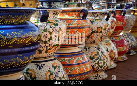 Un gros plan de décoration florale colorée Pots mexicains juxtaposés à stocker dans l'artisan ville de Tubac, AZ Banque D'Images