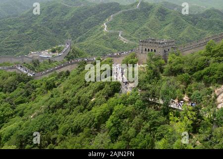 Un plan stratégique de Badaling passer à travers une gorge dans les monts Jundu, est le moyen le plus grande section de la Grande Muraille de Beijing, et b Banque D'Images