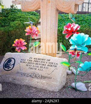 Sentiment religieux vie pro gravé sur une pierre tombale en marbre avec métal fleurs artisan, au motif de l'église catholique, Tubac, AZ Banque D'Images