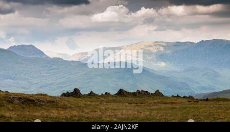 Les montagnes galloises de Snowdon et Glyder Fawr vu de Cnicht montagne en Snowdonia. Banque D'Images