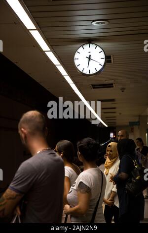 Basmane, Izmir / Turquie - 08/29/2019: Un jeune homme méconnaissable attend le métro. Banque D'Images