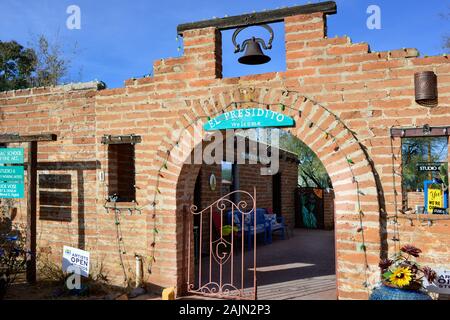 Le Presidito El adobe rustique, construit dans les années 1950, la maison de studio-galeries de haut Tubac, AZ artistes, ainsi que l'École des Beaux Arts de Tubac Banque D'Images