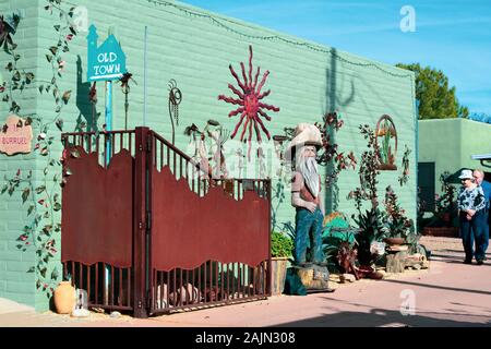 Les touristes voir la sculpture en bois sculpté à la main de Slim, un habitant du désert, ainsi que des métaux lunatique arts à marché plein air dans Tubac, Arizona, USA Banque D'Images