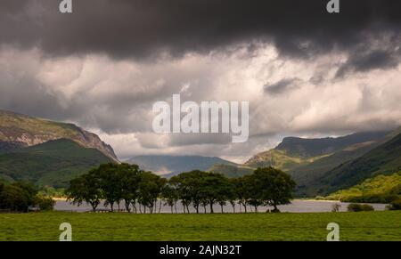 Snowdon Mountain disparaît dans les nuages bas comme vu par la vallée de Nantlle Dyffryn à côté de Llyn Nantlle Uchaf Lake dans la région de Snowdonia. Banque D'Images