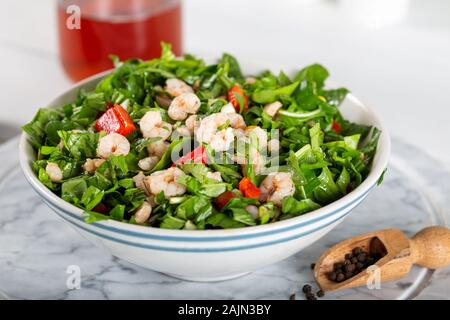 Salade avec anneaux de calmar. Salade de fruits de mer. Banque D'Images