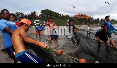 Tucacas, Falcon, le Venezuela. 4 janvier, 2020. 04 janvier, 2019. Terminer le travail de pêcheurs sur la rive de la plage dans la ville de Tucacas, Falcon de l'état. Le Venezuela. photo : Juan Carlos Hernandez Crédit : Juan Carlos Hernandez/ZUMA/Alamy Fil Live News Banque D'Images