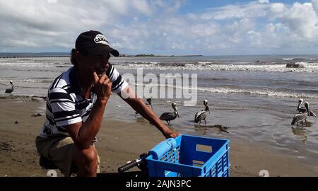 Tucacas, Falcon, le Venezuela. 4 janvier, 2020. 04 janvier, 2019. Un homme dans le vélo à la T erminer le travail des pêcheurs sur la rive de la plage dans la ville de Tucacas, Falcon de l'état. Le Venezuela. photo : Juan Carlos Hernandez Crédit : Juan Carlos Hernandez/ZUMA/Alamy Fil Live News Banque D'Images