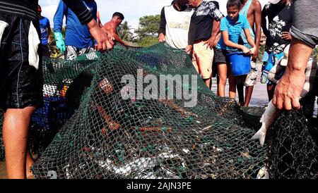 Tucacas, Falcon, le Venezuela. 4 janvier, 2020. 04 janvier, 2019. Terminer le travail de pêcheurs sur la rive de la plage dans la ville de Tucacas, Falcon de l'état. Le Venezuela. photo : Juan Carlos Hernandez Crédit : Juan Carlos Hernandez/ZUMA/Alamy Fil Live News Banque D'Images