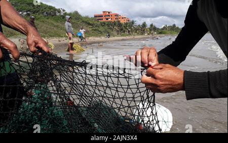 Tucacas, Falcon, le Venezuela. 4 janvier, 2020. 04 janvier, 2019. Les pêcheurs réparer le rex de pêche après avoir fini le travail des pêcheurs sur la rive de la plage dans la ville de Tucacas, Falcon de l'état. Le Venezuela. photo : Juan Carlos Hernandez Crédit : Juan Carlos Hernandez/ZUMA/Alamy Fil Live News Banque D'Images