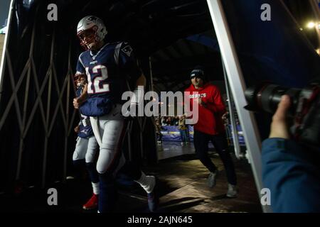 Foxborough, USA. 08Th Jan, 2020. New England Patriots quarts-arrières Tom Brady (12) et Jarrett Stidham (4) rendez-vous sur le terrain pour s'échauffer avant la NFL la Wild Card match contre le Tennessee Titans au Stade Gillette à Foxborough, Massachusetts le Samedi, Janvier 4, 2020. Photo de Matthew Healey/UPI UPI : Crédit/Alamy Live News Banque D'Images