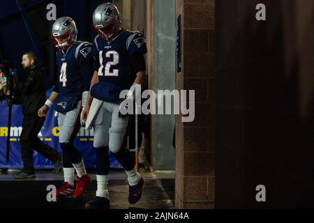 Foxborough, USA. 08Th Jan, 2020. New England Patriots quarts-arrières Tom Brady (12) et Jarrett Stidham (4) rendez-vous sur le terrain pour s'échauffer avant la NFL la carte sauvage ronde contre le Tennessee Titans au Stade Gillette à Foxborough, Massachusetts le Samedi, Janvier 4, 2020. Photo de Matthew Healey/UPI UPI : Crédit/Alamy Live News Banque D'Images