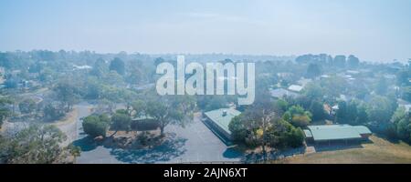 Banlieues de Melbourne dans l'épaisse fumée haze apporté par le vent depuis les feux de brousse - panorama aérien Banque D'Images