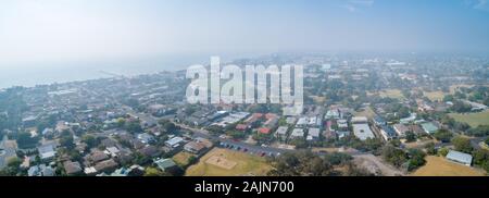 La fumée intense haze couvrant des banlieues en Victoria, Australie - panorama aérien de Frankston Banque D'Images