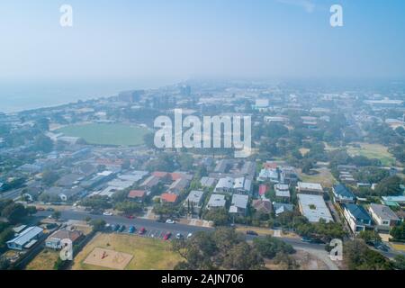 La fumée intense haze couvrant des banlieues en Victoria, Australie - vue aérienne Banque D'Images