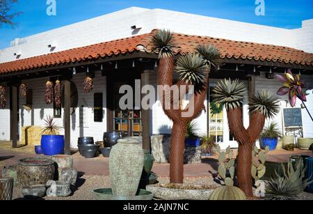 Metal sculptures étonnantes de Joshua Tree cactus sur l'affichage à l'extérieur d'ZForrest & Fine Art Gallery contemporain dans le vieux bâtiment en brique d'adobe dans Tubac, AZ Banque D'Images