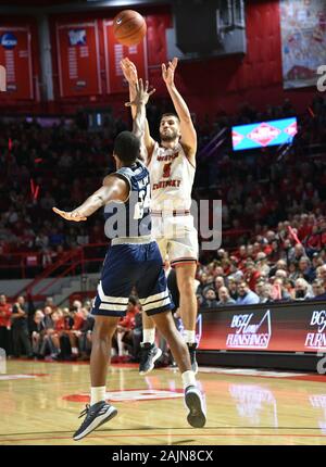 4 janvier 2020 : Western Kentucky Hilltoppers Camron garde la justice (5) tire sur du riz hiboux guard Chris Mullins (24) lors d'un match de basket-ball de NCAA entre le riz et les chouettes WKU Hilltoppers à E.A. Diddle Arena à Bowling Green, KY (Crédit photo : Steve Roberts.CSM) Banque D'Images