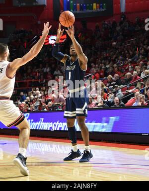 4 janvier 2020 : riz hiboux guard Josh Parrish (1) tire plus de Western Kentucky Hilltoppers Camron garde la justice (5) lors d'un match de basket-ball de NCAA entre le riz et les chouettes WKU Hilltoppers à E.A. Diddle Arena à Bowling Green, KY (Crédit photo : Steve Roberts.CSM) Banque D'Images