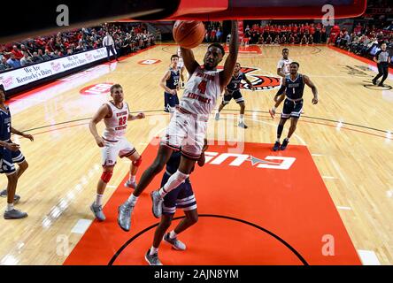 4 janvier 2020 : Western Kentucky Hilltoppers guard Josh Anderson (4) claque la balle contre le hiboux de riz pendant un match de basket-ball de NCAA entre le riz et les chouettes WKU Hilltoppers à E.A. Diddle Arena à Bowling Green, KY (Crédit photo : Steve Roberts.CSM) Banque D'Images