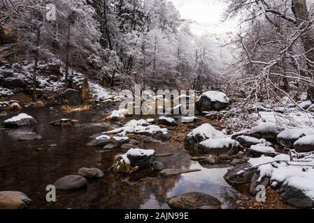 Jolie vue panoramique de Oak Creek running descente à pique-nique du banjo Bill sur un jour de neige, Sedona, Arizona Banque D'Images