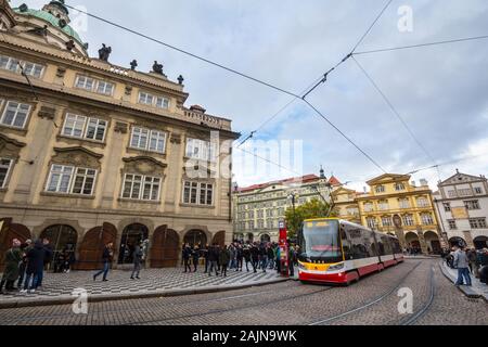 PRAGUE, RÉPUBLIQUE TCHÈQUE - 2 novembre, 2019 : Tram passant par l'arrêt de la place Malostranske Namesti, dans le quartier de Mala Strana, l'un des plus touristique sp Banque D'Images