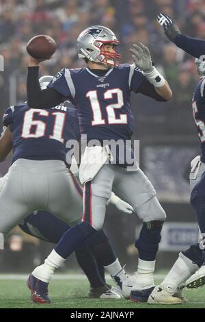 Foxborough, USA. 08Th Jan, 2020. New England Patriots quarts-arrières Tom Brady (12) lance une passe dans le premier trimestre de la NFL Wild Card match contre le Tennessee Titans au Stade Gillette à Foxborough, Massachusetts le Samedi, Janvier 4, 2020. Photo de Matthew Healey/UPI UPI : Crédit/Alamy Live News Banque D'Images
