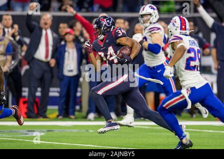 4 janvier 2020 : Exécution des Houston Texans retour Taiwan Jones (34) court à la 10 Cour ligne pour configurer le champ gagnante objectif comme Houston Texans président et chef de la direction sur le célèbre McNair Cal-côté pendant les heures supplémentaires d'un match de football américain NFL entre les Bills de Buffalo et le Houston Texans à NRG Stadium à Houston, TX. Les Texans ont remporté 22 à 19 en prolongation.Trask Smith/CSM Banque D'Images