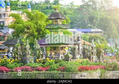 Vue rapprochée de la Pura Ulun Danu Bratan Beratan, ou Pura. Le complexe du temple est situé sur les rives du lac Bratan. Banque D'Images