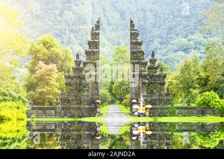 Vue imprenable sur l'iconique Handara Gate avec son reflet dans l'eau, Nord de Bali, Indonésie. Banque D'Images