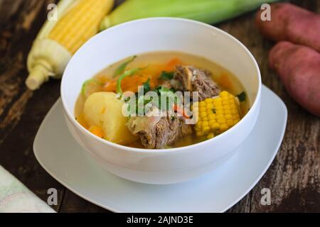 Cassolette de vacuno chiliens traditionnels ou Carne soupe de boeuf avec des pommes de terre, maïs, potiron, carotte, poivron, l'oignon et le riz, coriande. Banque D'Images