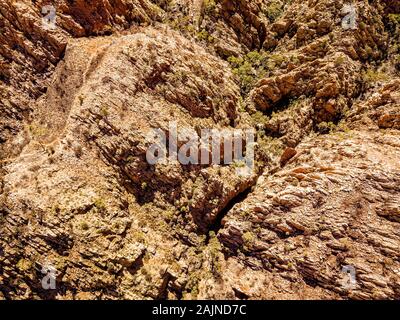 Image aérienne de Standley Chasm et les West MacDonnell Ranges dans le Territoire du Nord en Australie centrale. Banque D'Images