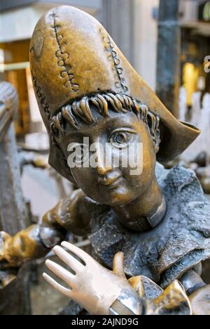 Aix-la-Chapelle, Allemagne : une poupée de bronze de la fontaine Puppenbrunnen, situé dans le vieux centre ville près de la cathédrale Banque D'Images