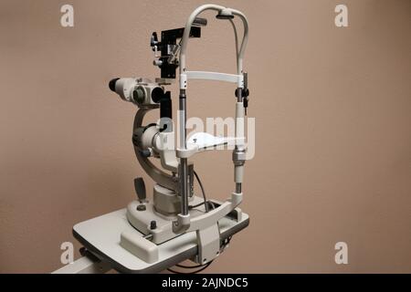 Équipement d'examen oculaire Biomicroscope à lampe fendue Banque D'Images