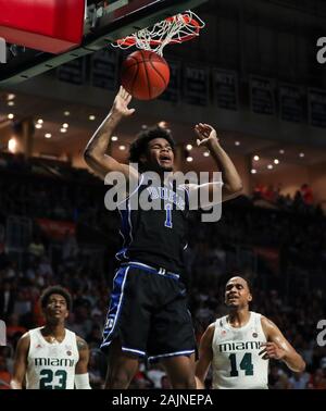 Janvier 04, 2020 : Duke Blue Devils Centre Vernon Carey Jr. (1) dunks le ballon au cours de la première moitié d'un match de basket-ball NCAA contre les ouragans à Miami le centre Watsco à Coral Gables, en Floride. Mario Houben/CSM Banque D'Images