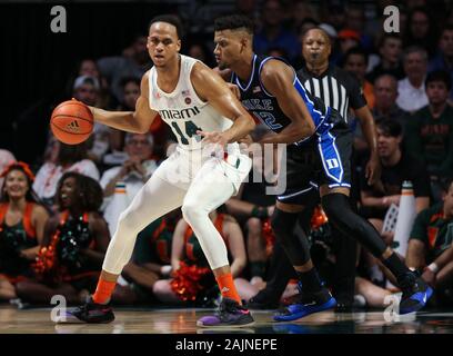 Janvier 04, 2020 Les Championnats de France : Rodney Miller Jr. centre (14) entraîne la balle au défi par Duke Blue Devils Javin avant (12 DeLaurier) au cours de la première moitié d'un match de basket-ball NCAA au centre Watsco à Coral Gables, en Floride. Mario Houben/CSM Banque D'Images